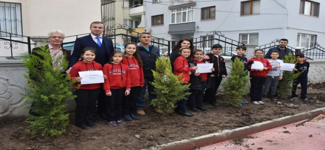 Aliağa Belediyesi Okul Bahçelerini Yeşillendirmeye Devam Ediyor