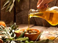 Zeytinyağı ihracatı üretici olmayan ülkelere yapılan ihracatla ayakta kaldı