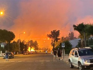 Aliağa ‘da  otluk alanda çıkan yangın evlere sıçramadan söndürüldü